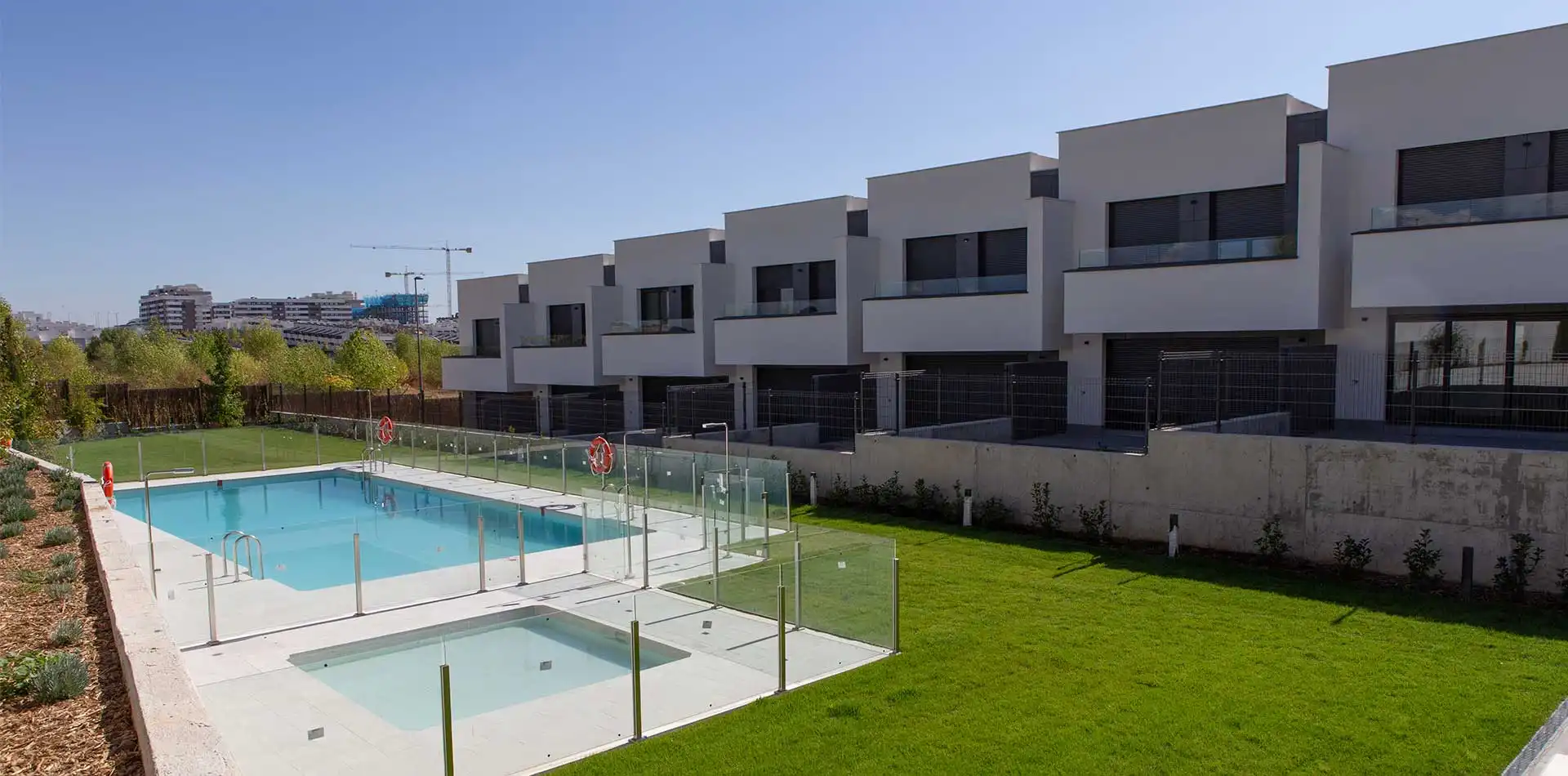 Vista de las zonas comunes con piscina de la promoción de chalets de iKasaClass Gran Vía de Tres Cantos
