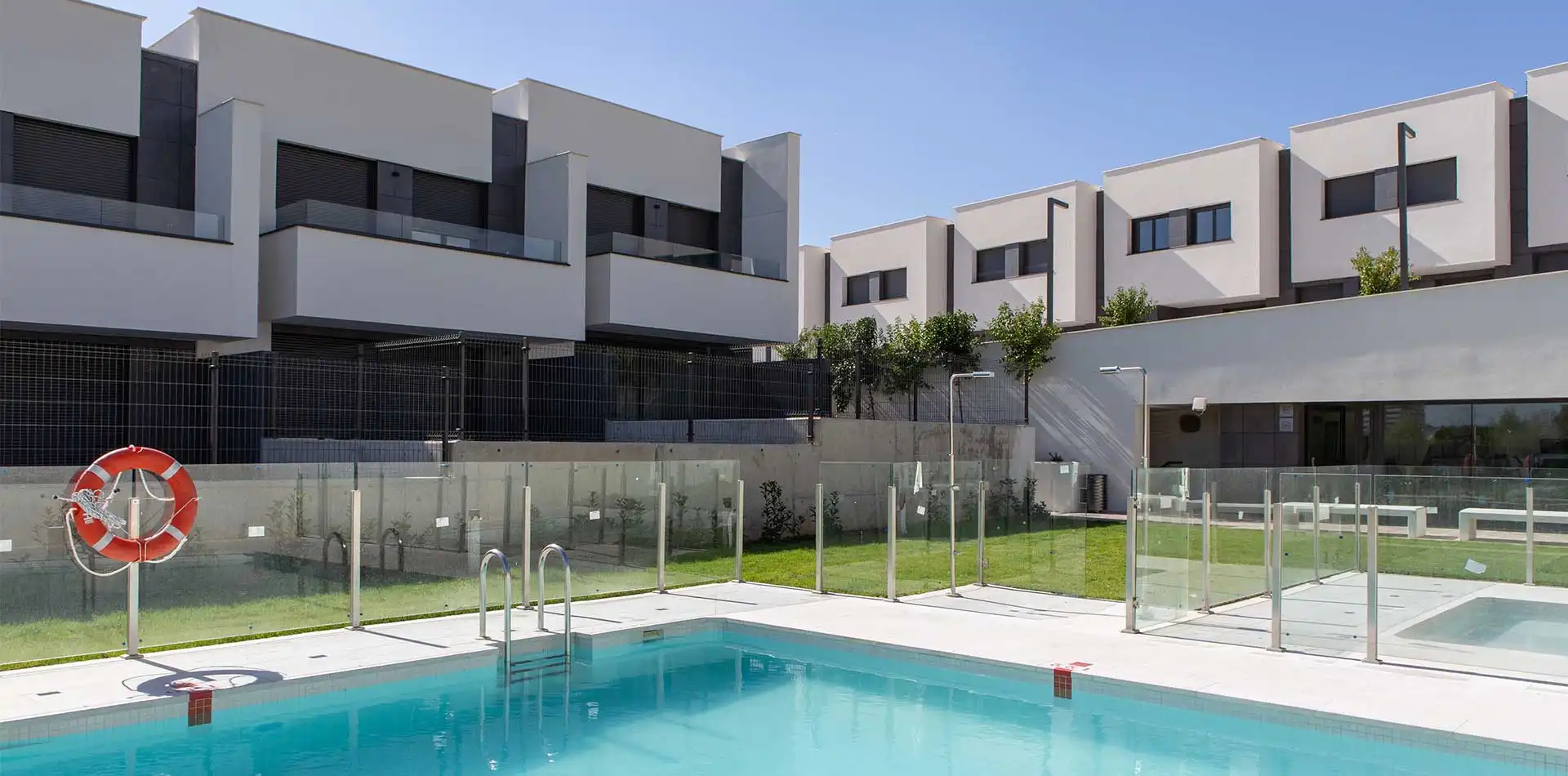 Vista de las zonas comunes con piscina de la promoción de chalets de iKasaClass Gran Vía de Tres Cantos