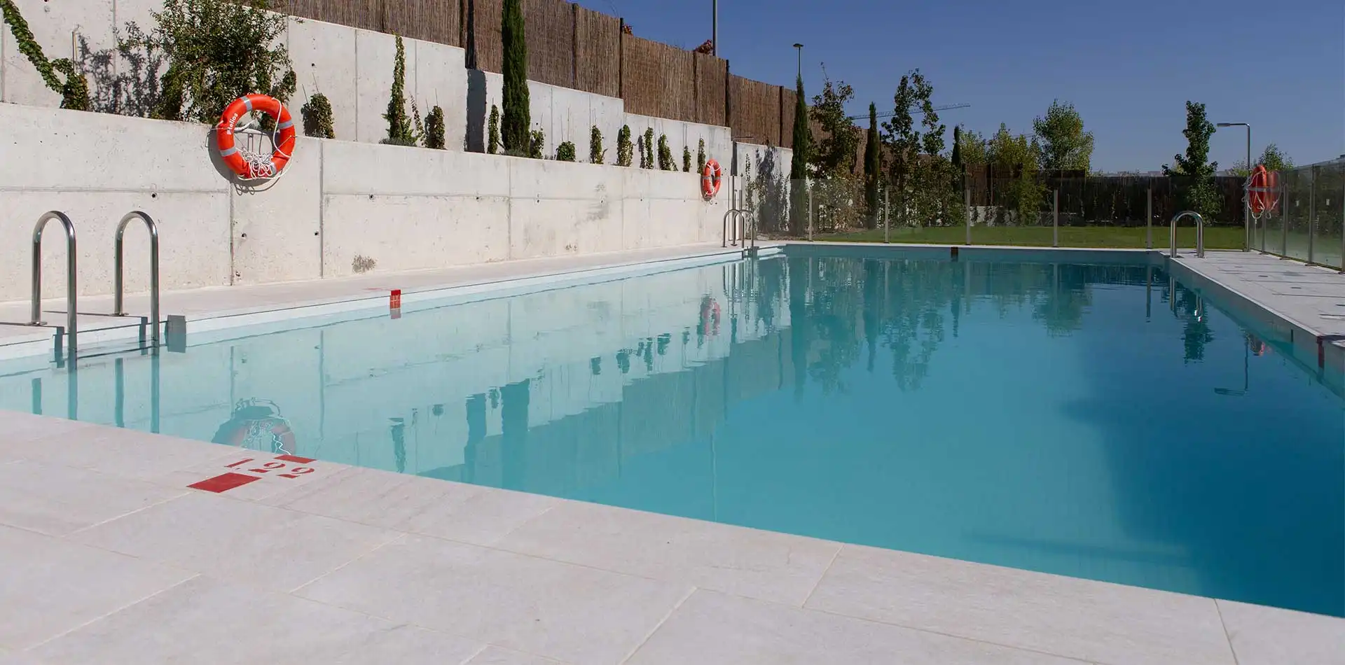 Vista de la piscina de la promoción de chalets de iKasaClass Gran Vía de Tres Cantos