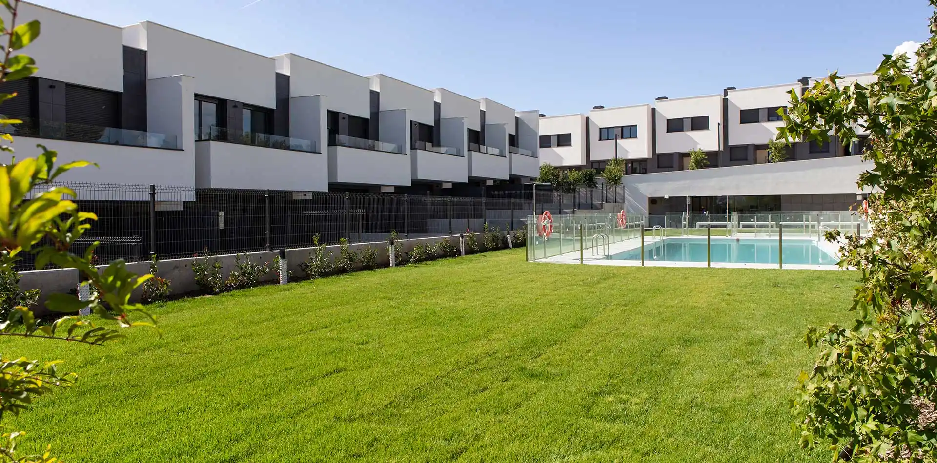 Vista de las zonas comunes con piscina de la promoción de chalets de iKasaClass Gran Vía de Tres Cantos
