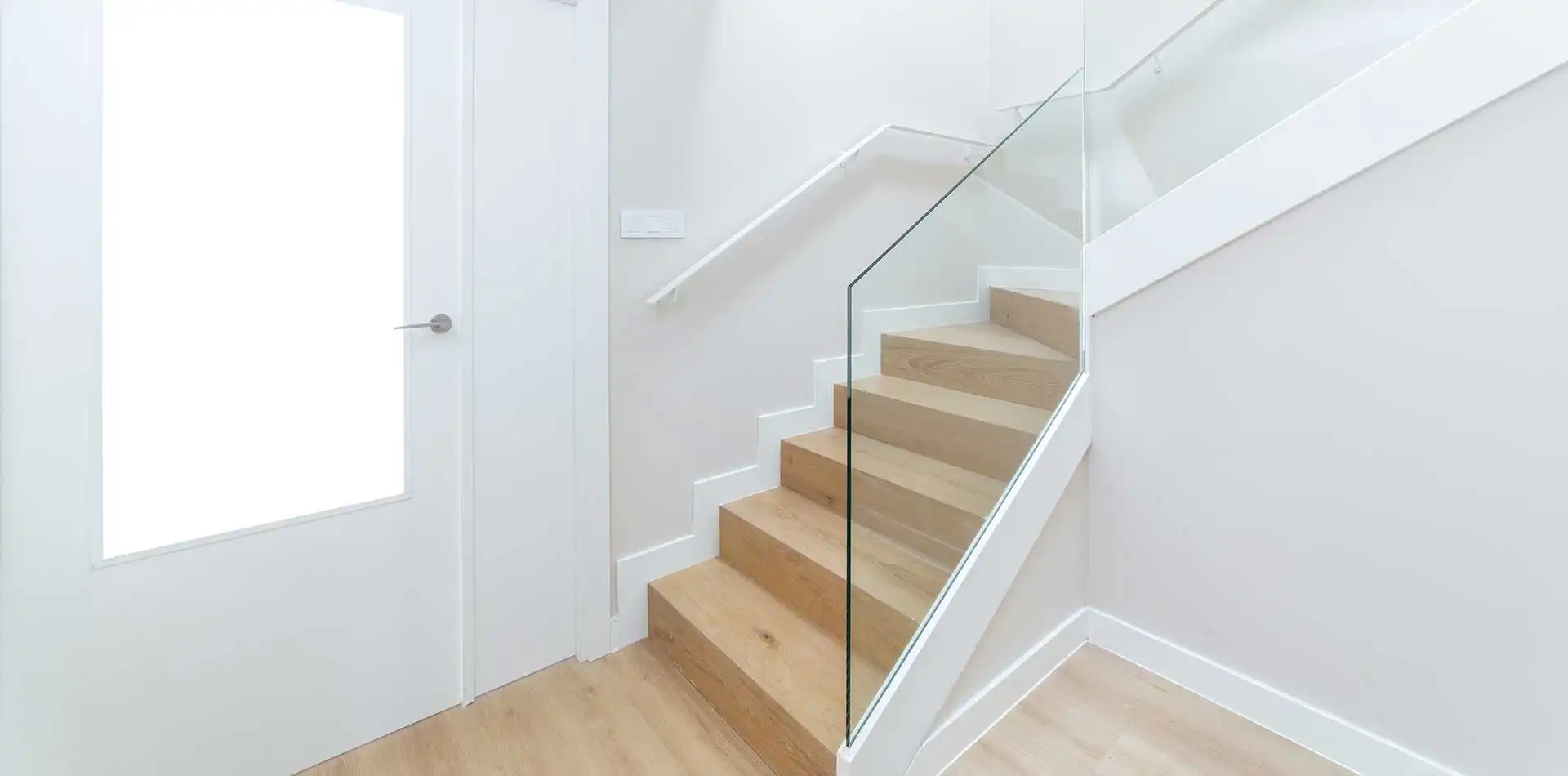 Vista de unas escaleras de un chalet de la promoción iKasaClass Gran Vía Tres Cantos