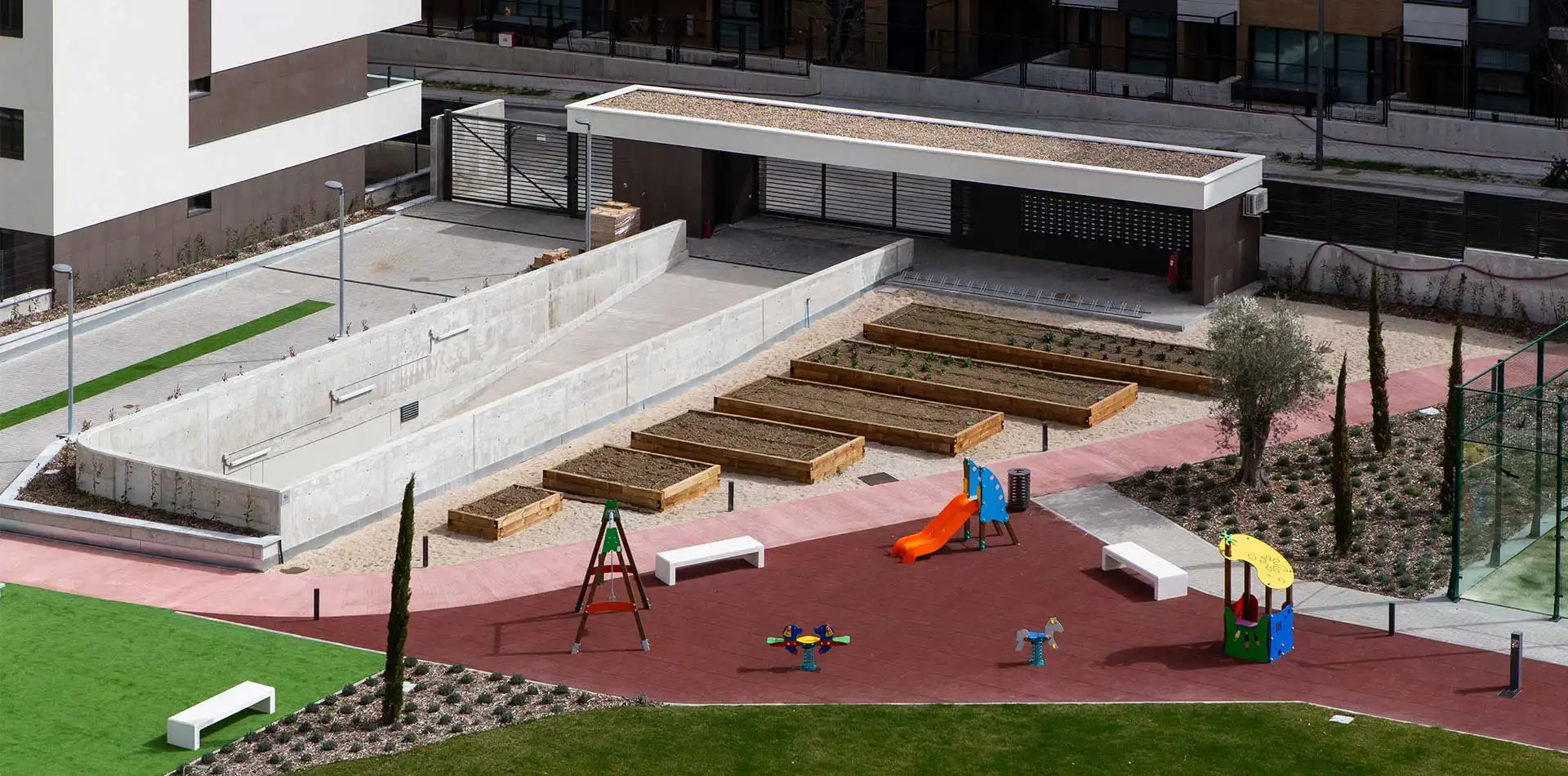 Vista de las zonas comunes del conjunto de viviendas en Tres Cantos