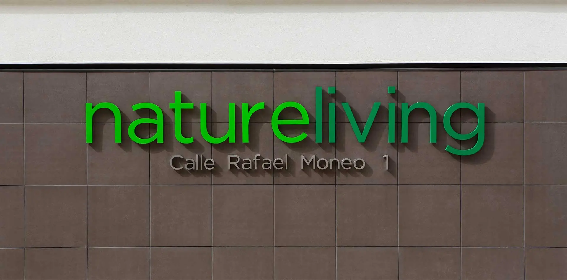 Corpóreo Nature Living en la entrada de la promoción en Tres Cantos