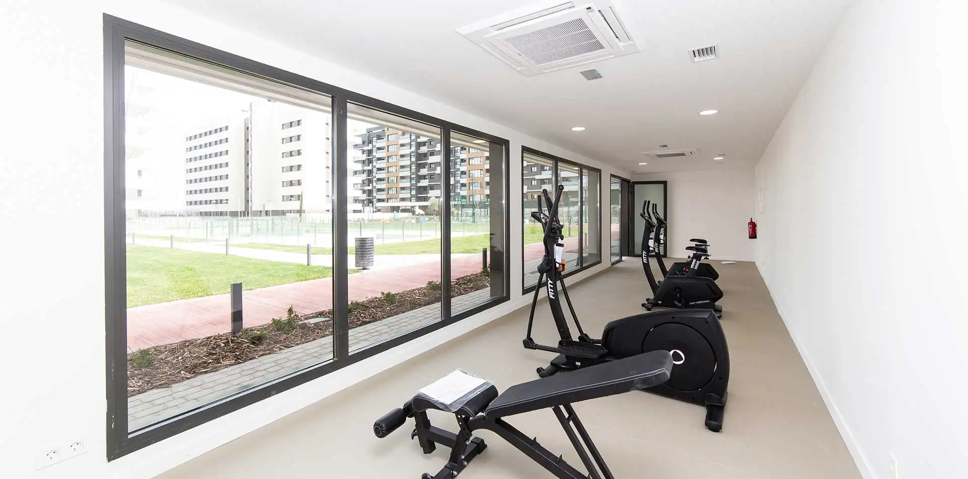 Gimnasio con máquinas de la promoción de viviendas Nature Living en Tres Cantos