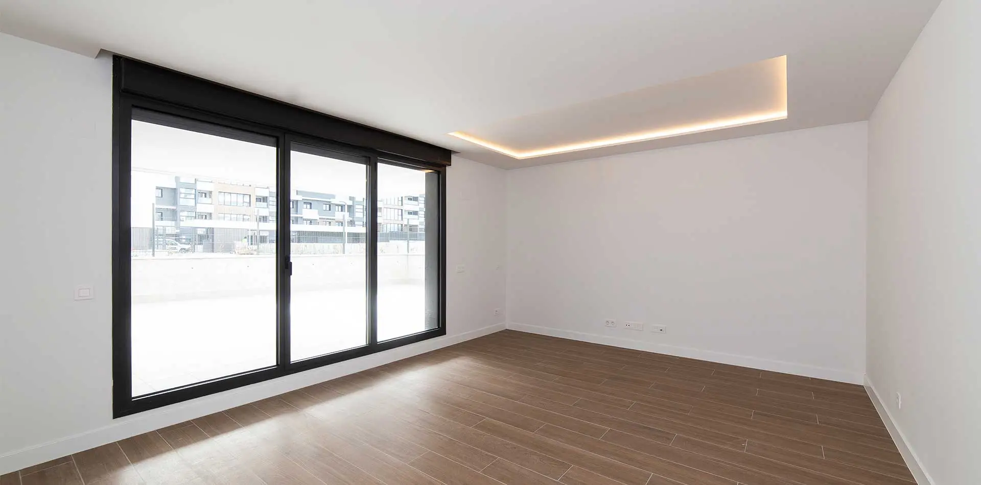 Salón con iluminación de una vivienda de la promoción Nature Living en Tres Cantos