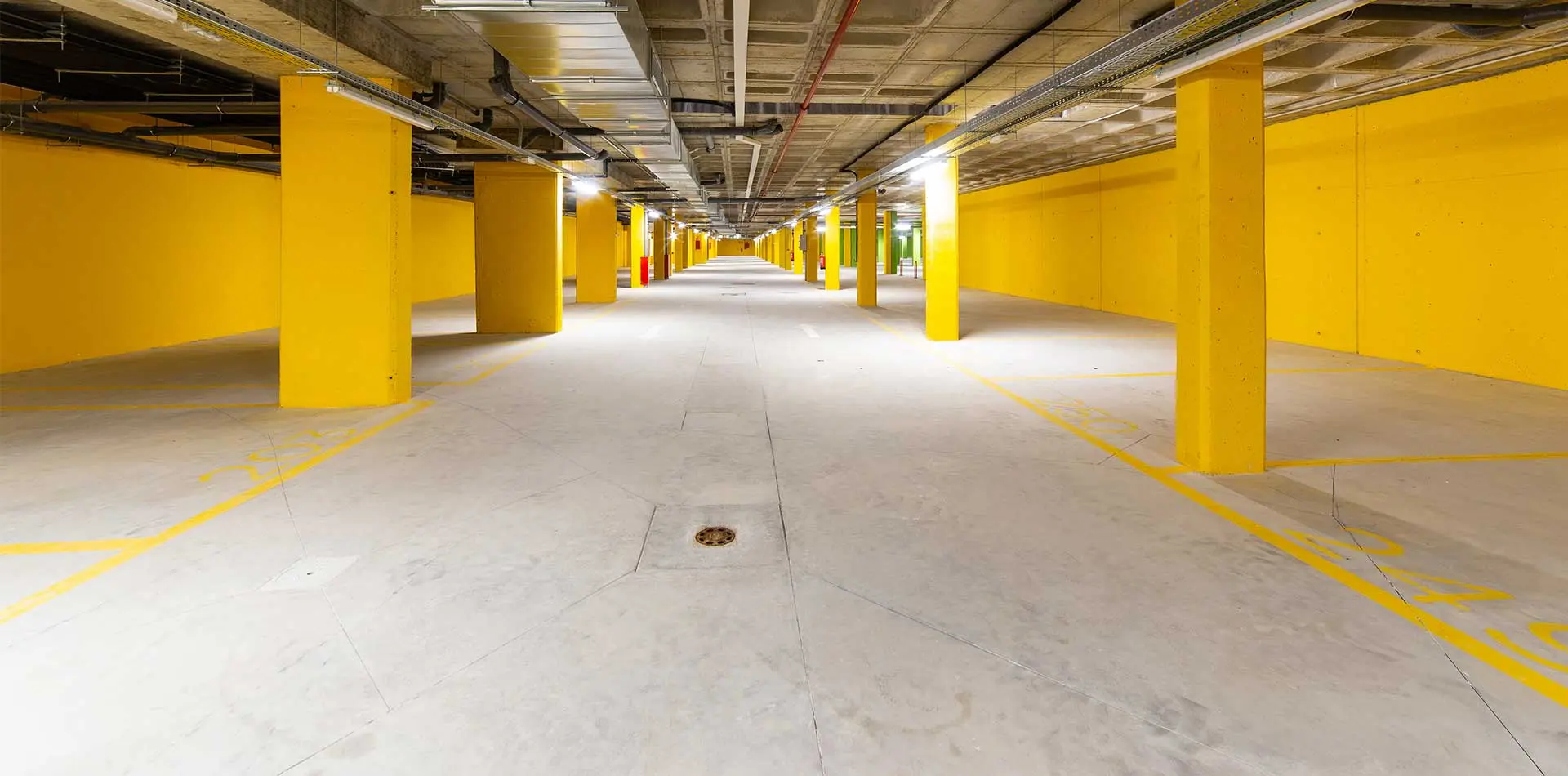 Plazas de aparcamiento de la promoción de viviendas Nature Living en Tres Cantos